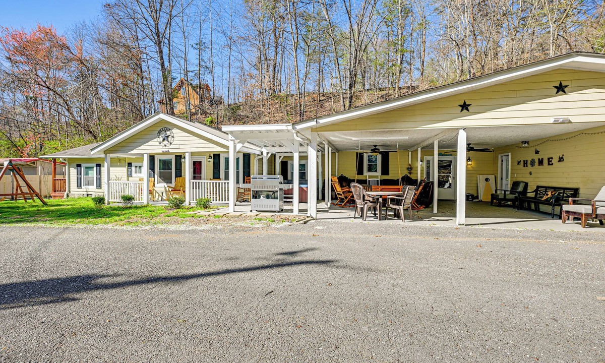 Pigeon Forge Cabin | ~ 1 Mi to Dollywood: Home w/Hot Tub & Grill