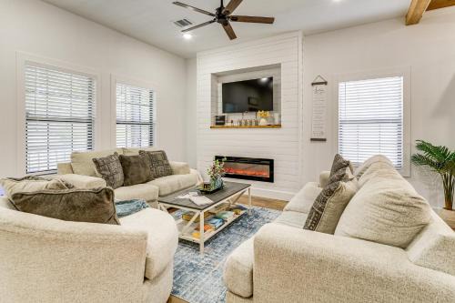 Brenham House | 1 Mi to Dtwn Brenham! 'The Bell & Bloom Cottage'