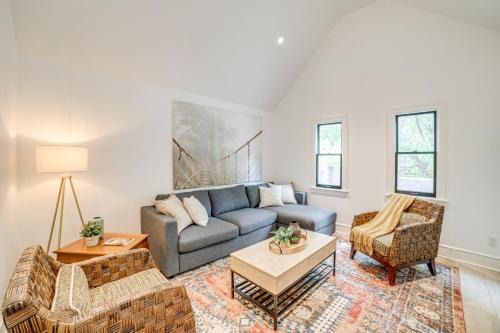 Grand Rapids House | 1 Mi to Dtwn Grand Rapids: Chic Condo w/Balcony!