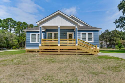 Manteo House | 1 Mi to Dtwn Manteo: Dog-Friendly Home w/Deck
