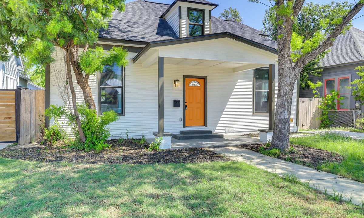 Eastside Promise Neighborhood House | 1 Mi to Dtwn San Antonio: Sleek Bungalow w/Yard!