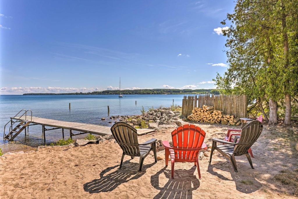 Suttons Bay Apartment | < 1 Mi to Dtwn Suttons Bay! Studio w/Shared Beach