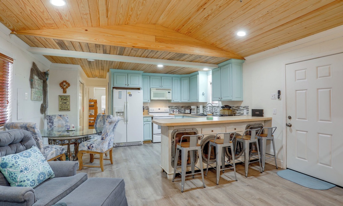 Grand Isle Cottage | 1 Mi to Festivals! Grand Isle Getaway w/Deck