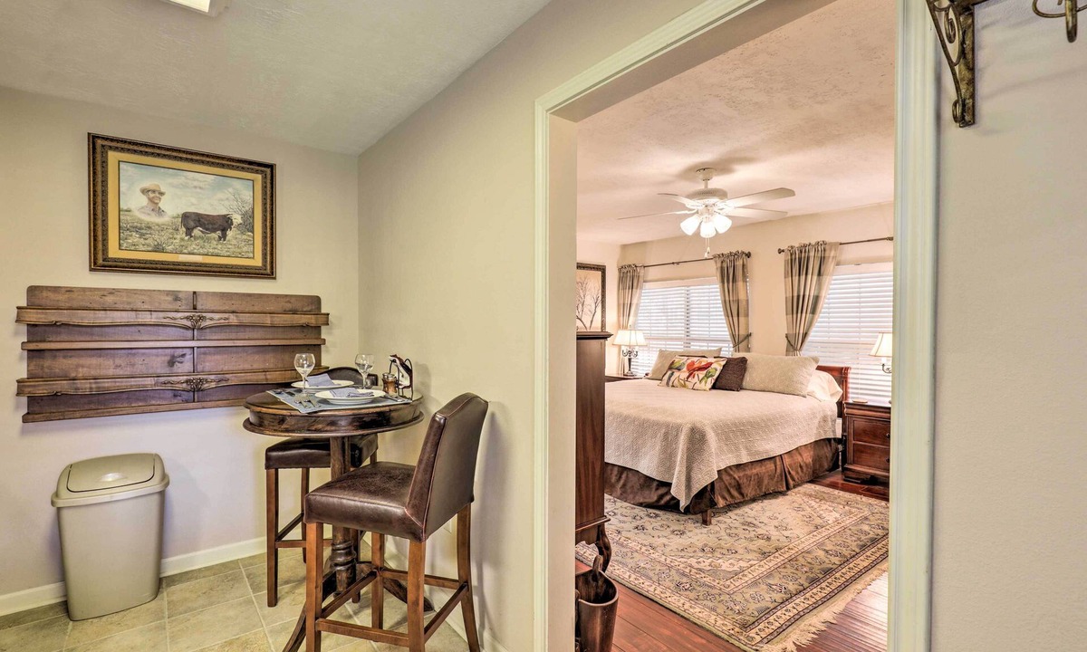 Oakwood Apartment | < 1 Mi to Kyle Field: Cozy Studio w/Outdoor Space
