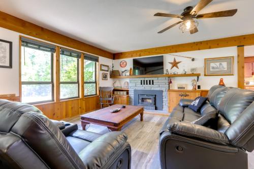Placerville House | 1 Mi to Lake: Hot Tub Haven in Pollock Pines!