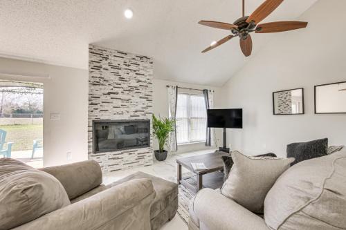 Jacksonville House | 1 Mi to Lake Jacksonville: Pet-Friendly Home