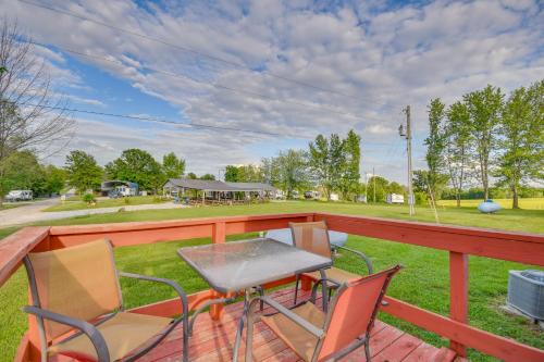 Stoutsville House | 1 Mi to Mark Twain Lake: Cabin w/Community Pool