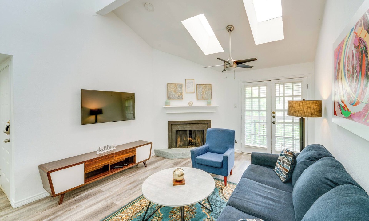 Vickery Meadow Condo | 1 Mi to NorthPark Center: Bright Dallas Condo