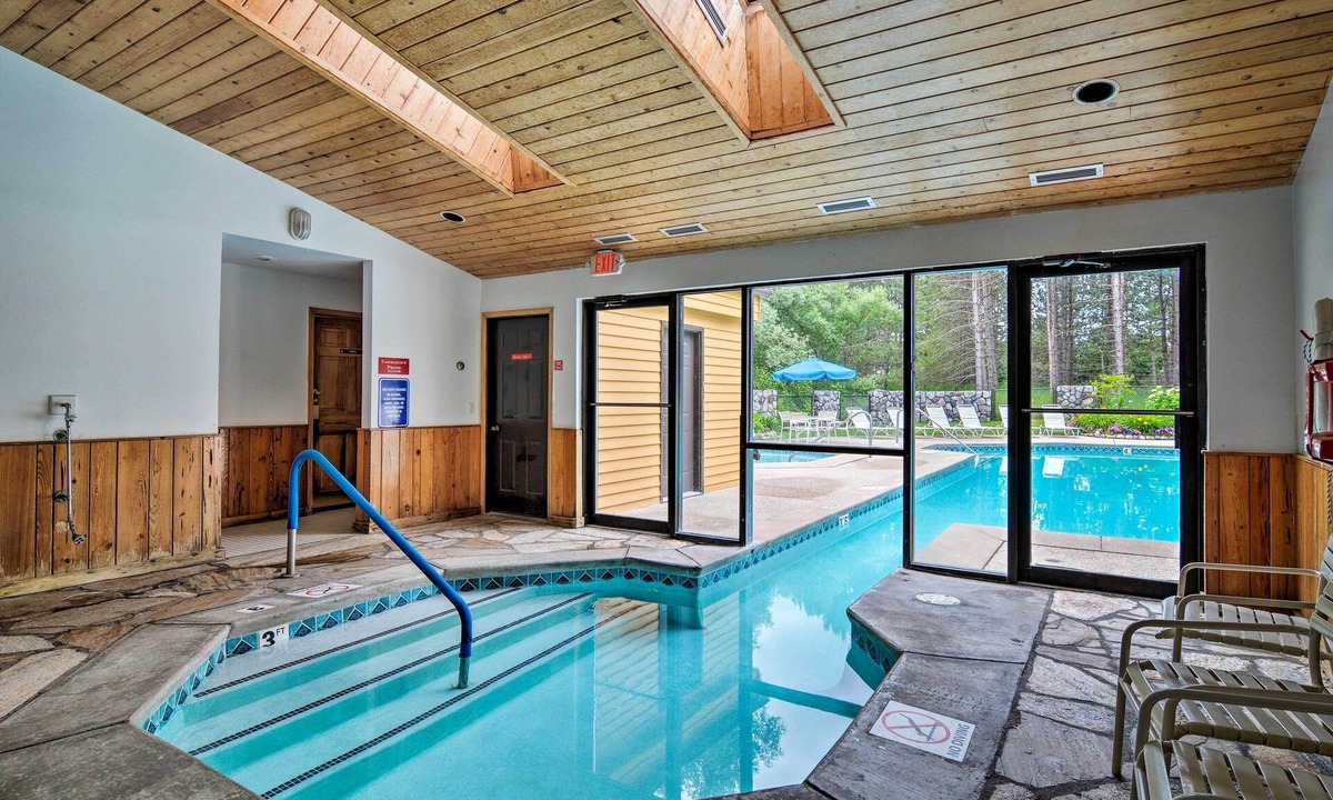 Harbor Springs Cottage | 1 Mi to Nubs Nob: Pet-friendly Home w/Hot Tub