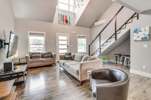 Lakeside House | 1 Mi to Oregon Dunes Quiet Getaway with Deck