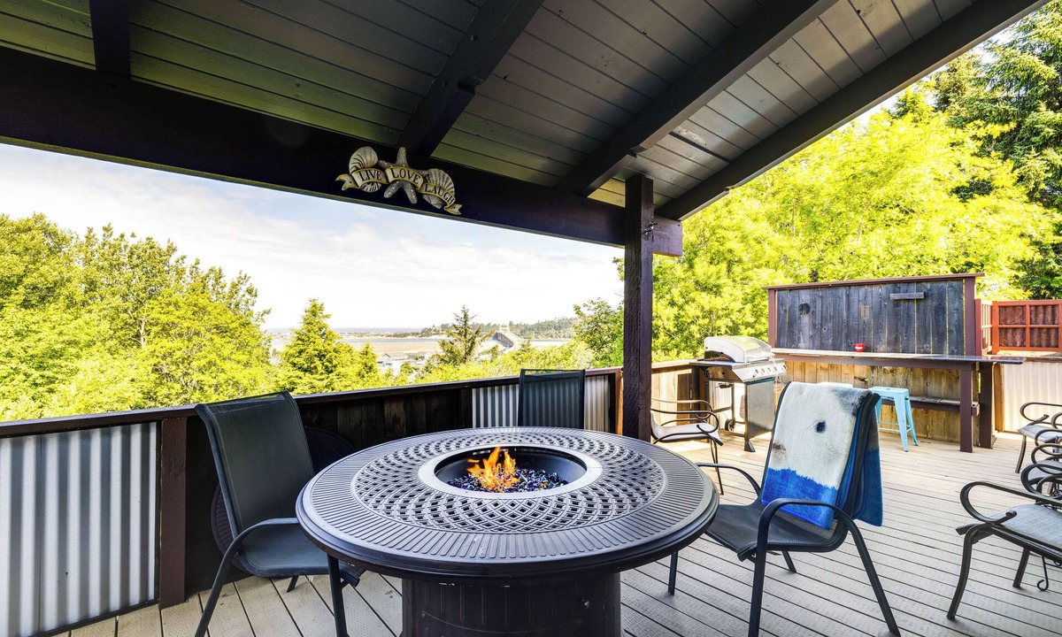 Waldport Cottage | < 1 Mi to Port of Alsea: Inviting Gem w/Hot Tub