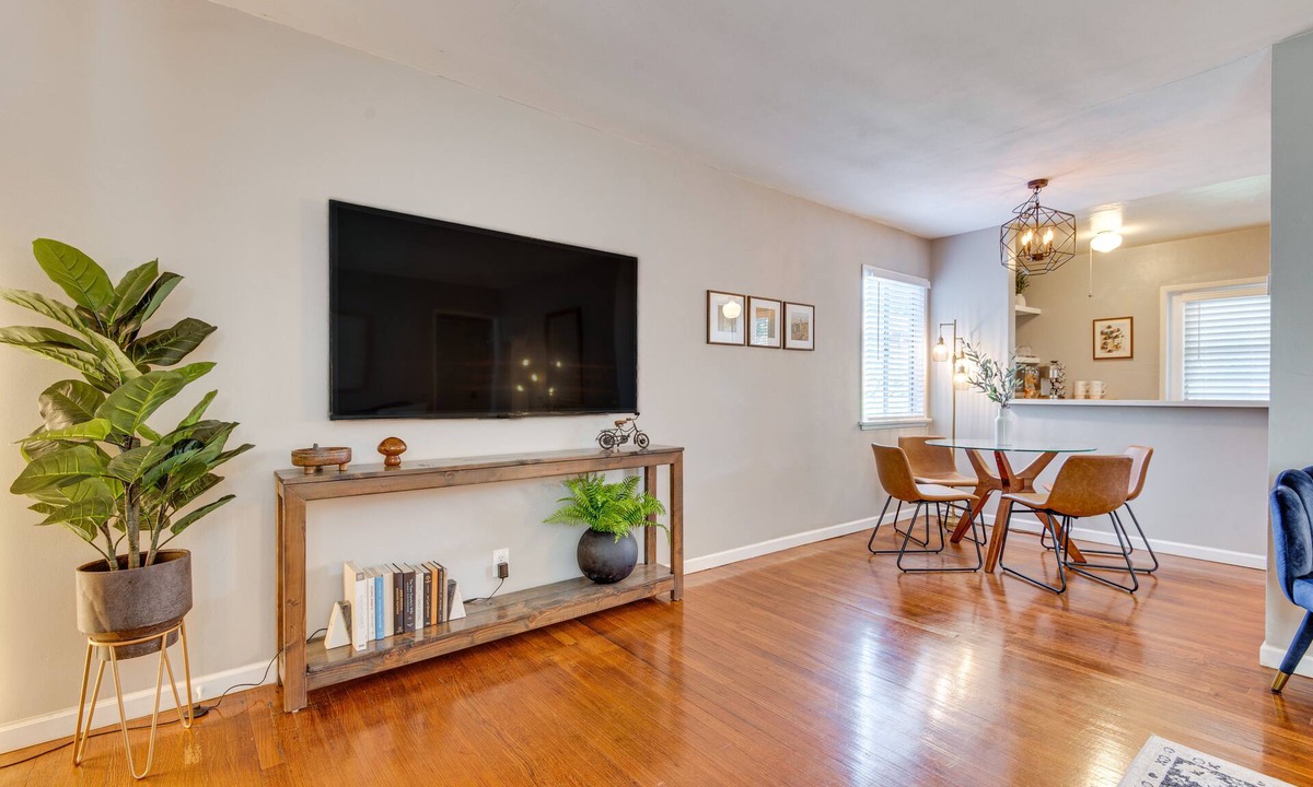 Magnolia Park House | 1 Mi to Shopping & Dining: Central Burbank Duplex