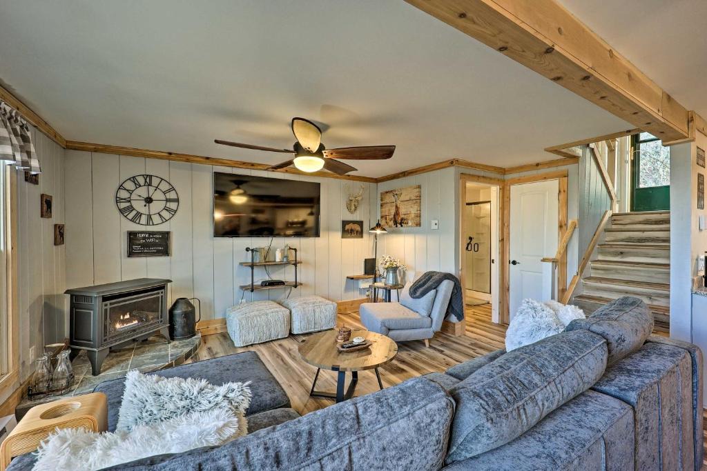 Beech Mountain House | 1 Mi to Ski! Condo w/Indoor Pool in Beech Mtn