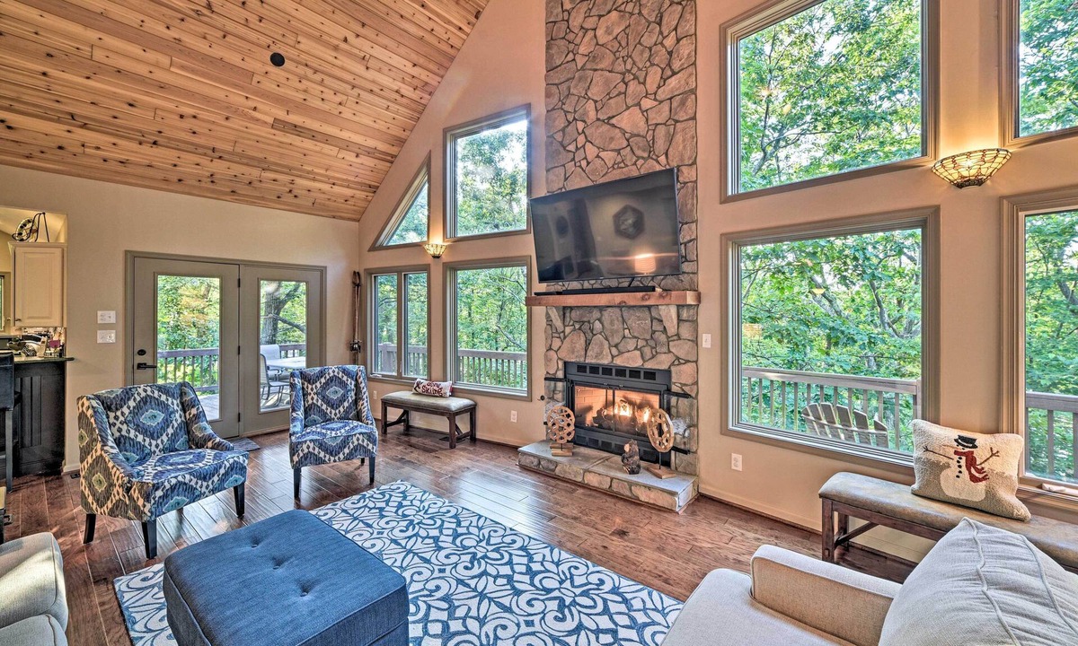 Roseland House | 1 Mi to Slopes & Dining: Spacious Ski Getaway!