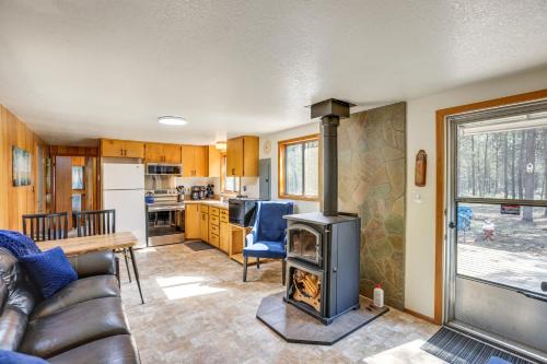 La Pine House | 1 Mi to State Park: Peaceful La Pine Cabin w/Deck