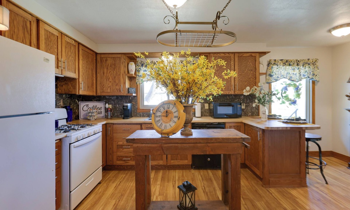 Great Bend House | 1 Mi to Town: Home w/Yard in Great Bend!