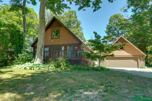 Holland House | 1 Mi to Tunnel Park Holland Home with Fire Pit