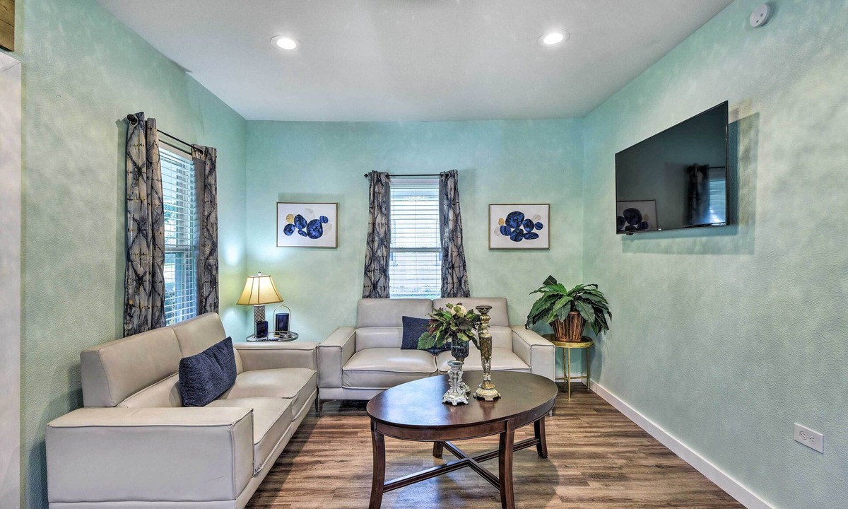 Central Arlington House | 1 Mi to UTA: Arlington Elm Cottage w/Fenced Yard