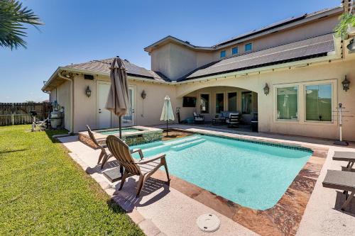 Edinburg House | 1 Mi to Vackar Stadium Roomy Retreat with Pool