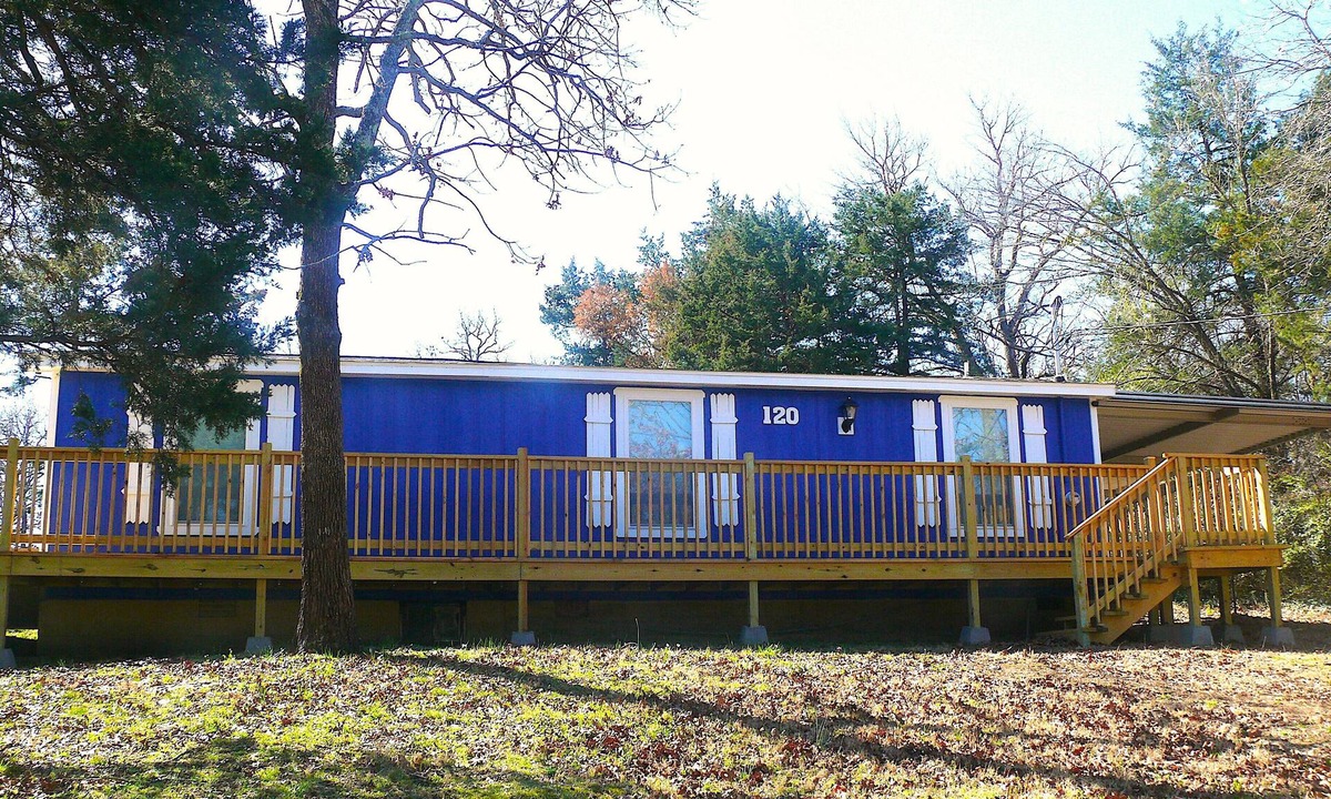 Diamond City House | 1 mile to Bull Shoals Lake and 1 mile to the Diamond City Country Club.