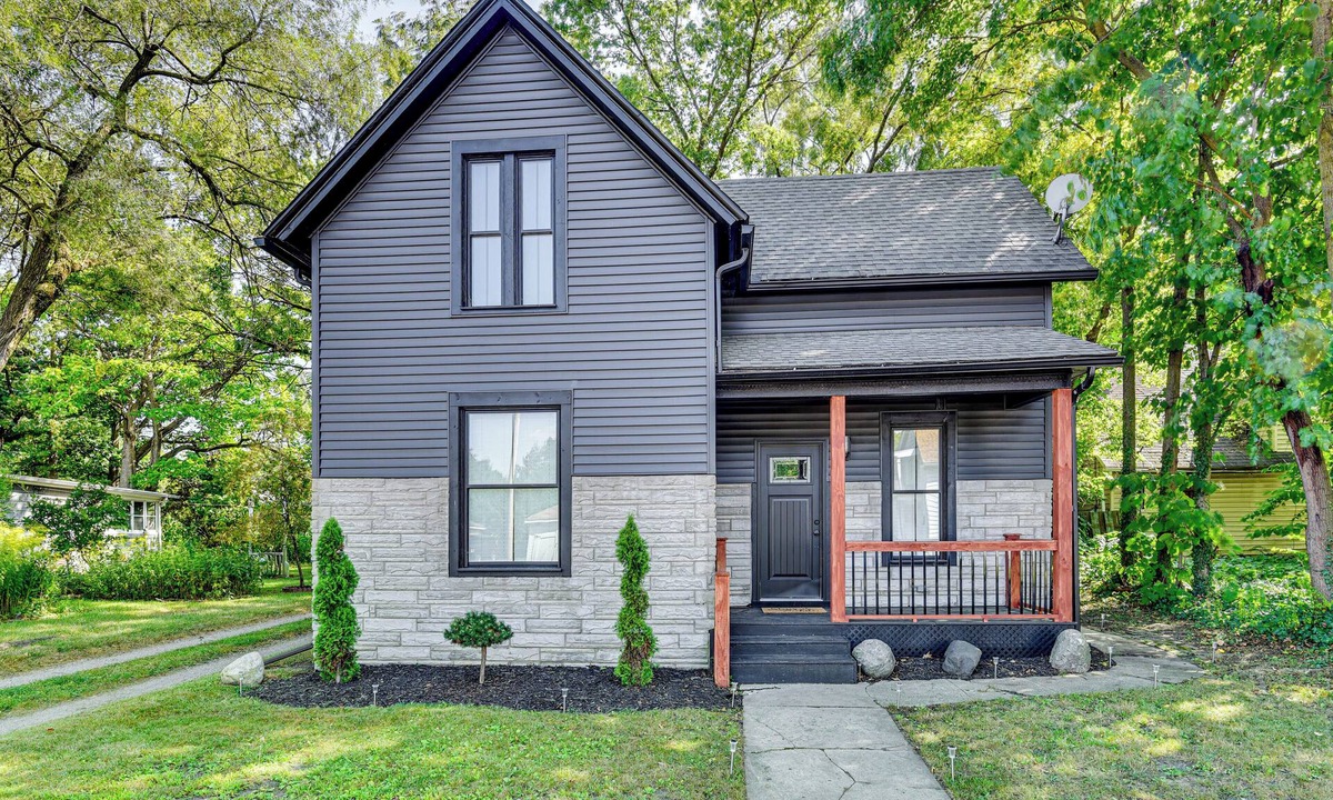 Near Northwest House | <1 mile to downtown South Bend: Dog-Friendly!