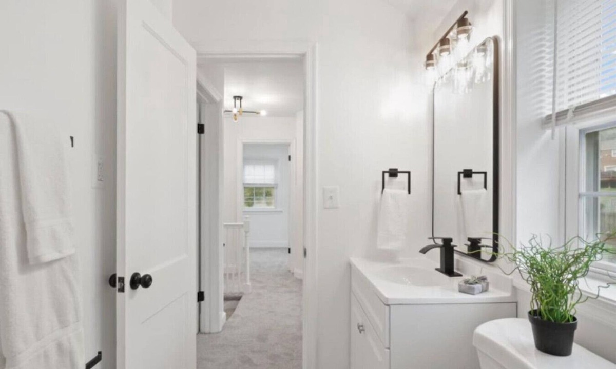 Chillum House | 1 min to DC 6 beds sleeps 12 w/yard and parking