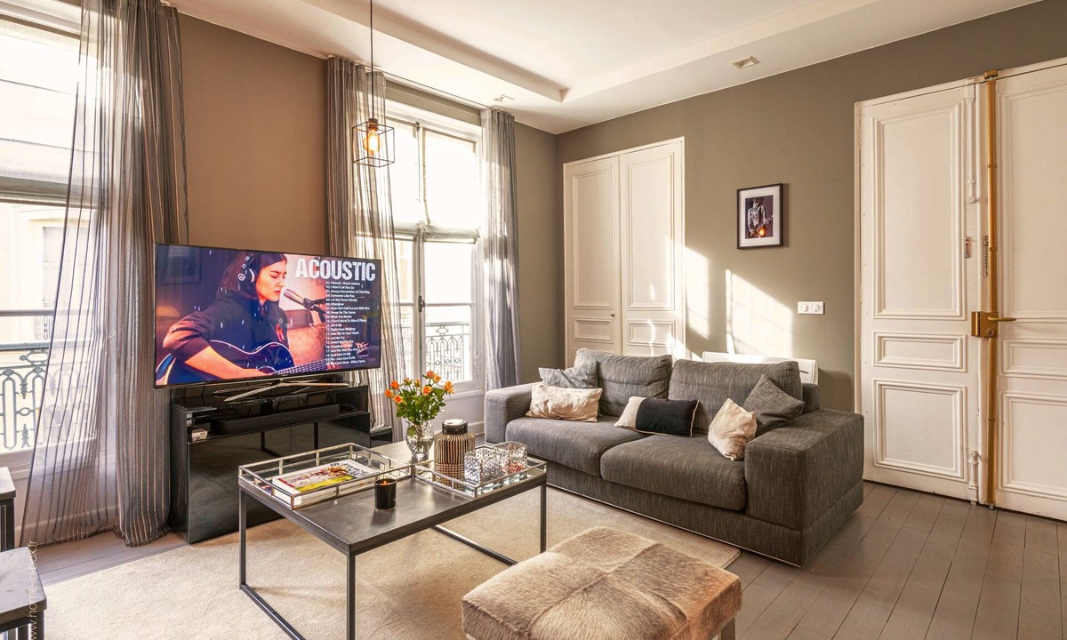8th Arrondissement Apartment | 1 Min Walk -> Champs Elysées & Avenue Montaigne + A/C + Working Desk