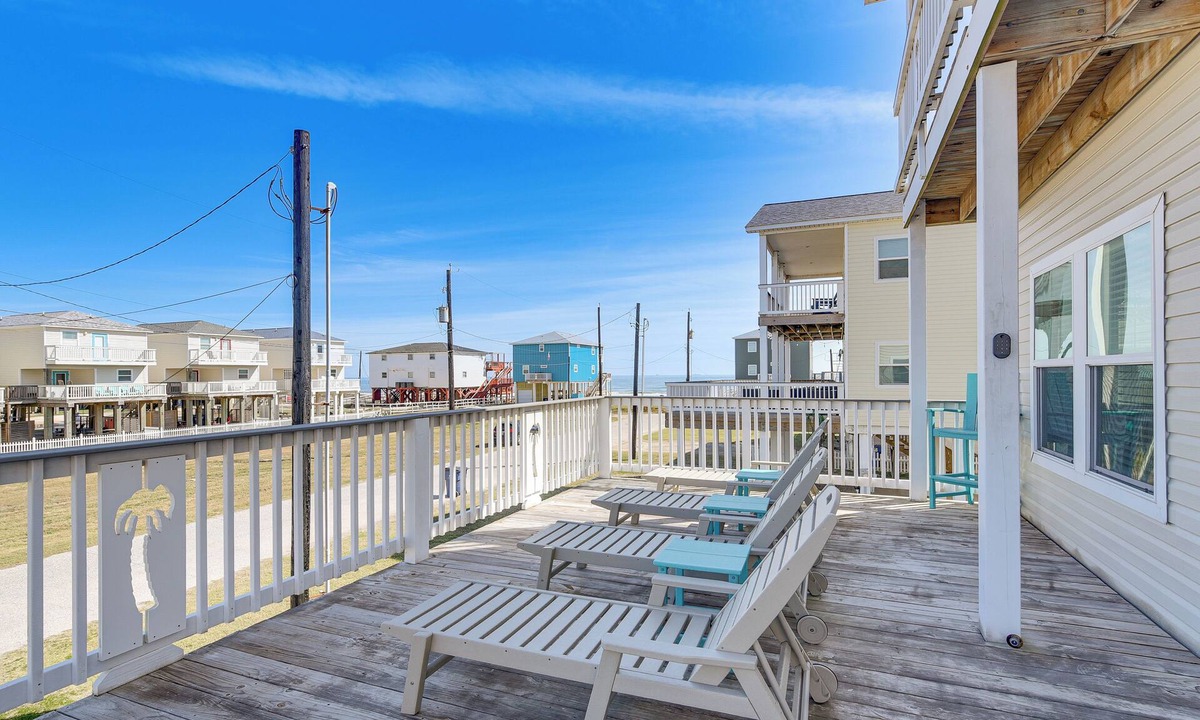Surfside Beach House | 1 Min Walk to Beach: A Surfside Beach Favorite!