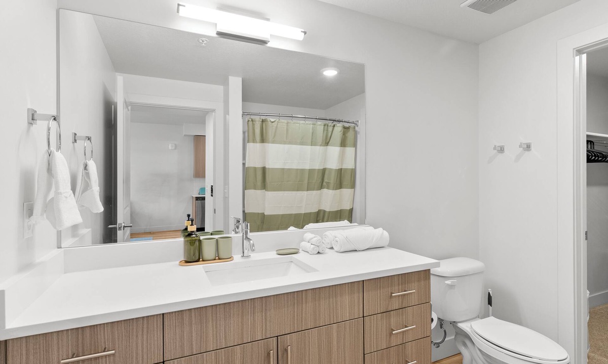 People's Freeway Apartment | 1 MIN Walk TRAX! with Free Parking at The Green Suite