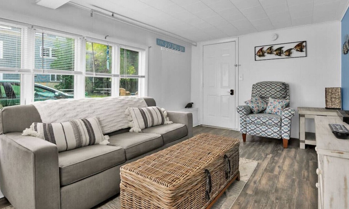 Ocean Park Apartment | 1 Minute to The Beach! Walk & Watch The Sunrise!