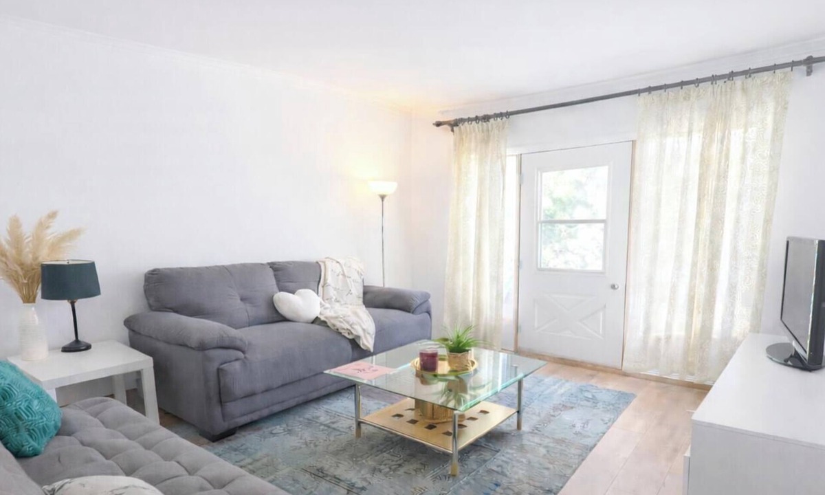 Ahuntsic Apartment | 1-minute walk from Metro|Long-Stays |Bright 2-Bedroom with Balcony