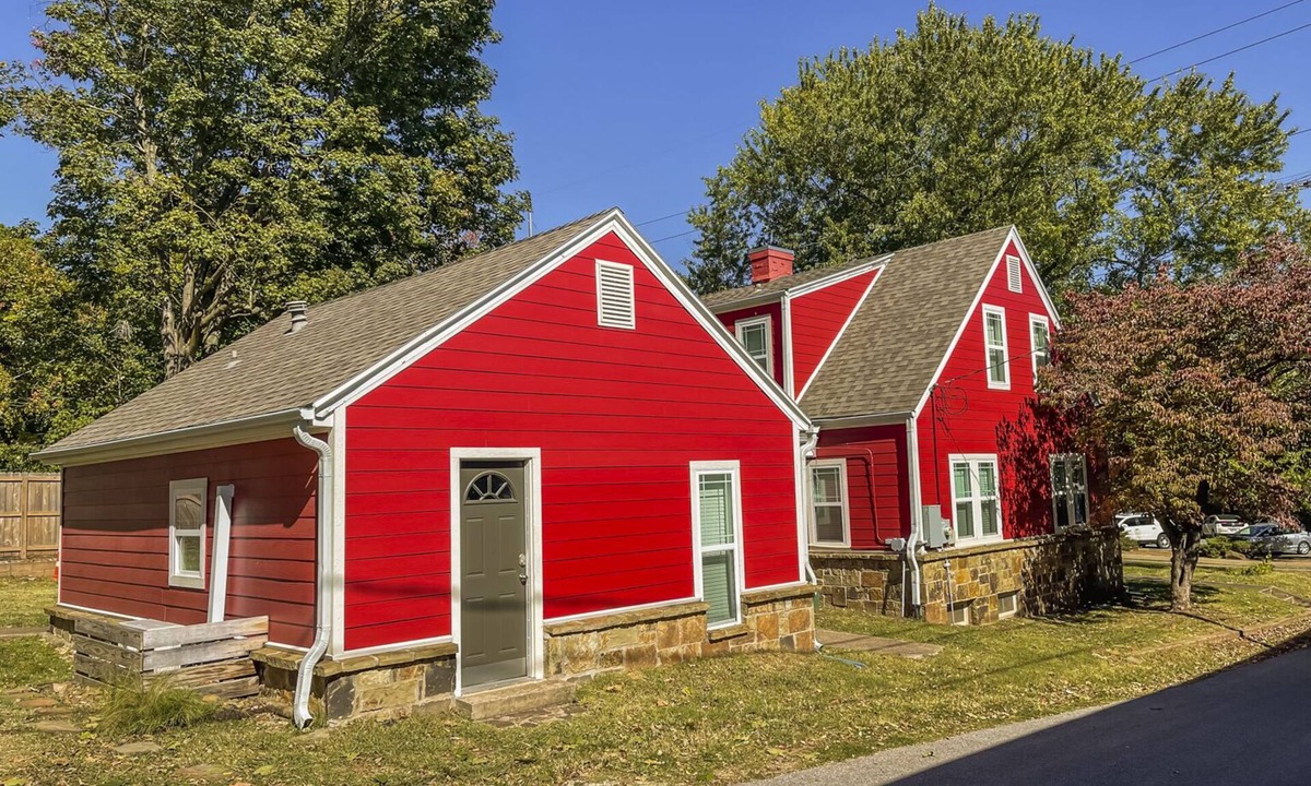 Fayetteville Cottage | 1 Minute Walk to Dickson