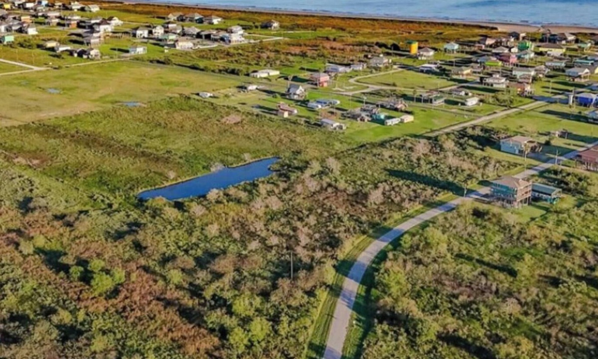 Crystal Beach RV Rental | 1 or 2 Wonderful private RV spots,full hookups. 5 min walk to beach on Bolivar