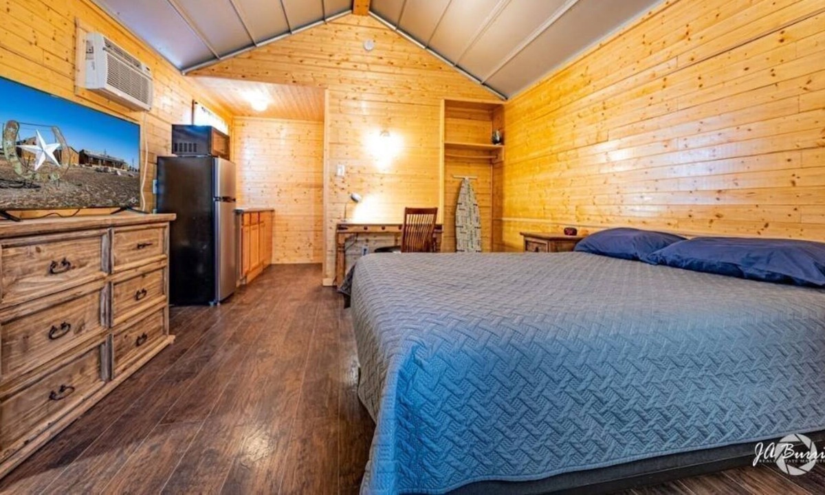 Midland House | #1-Private Cabin-Kitchenette, Brkfast,Laundry,WIFI