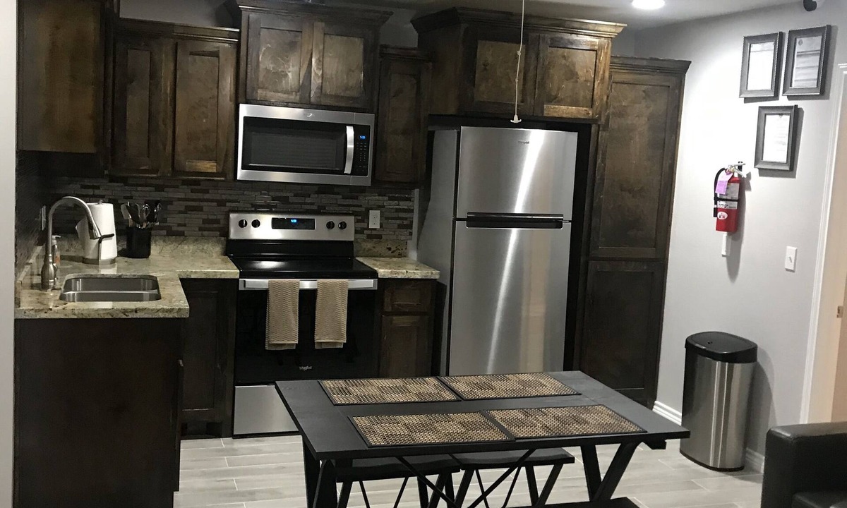 Aransas Pass House | 1 Queen/4 twins/sleeps 6