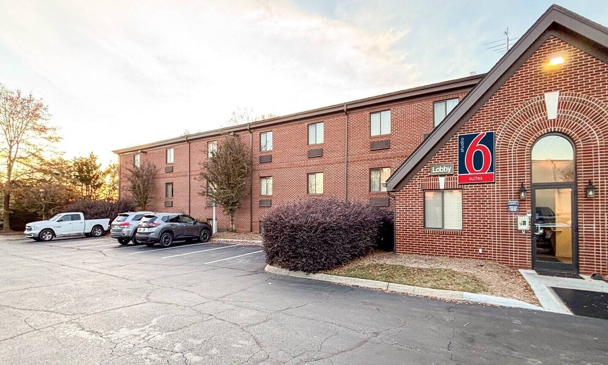 Greenville - Spartanburg Apartment | 1 Queen Bed | Mob Acc Tub Ste Nsmk Sb Micfri