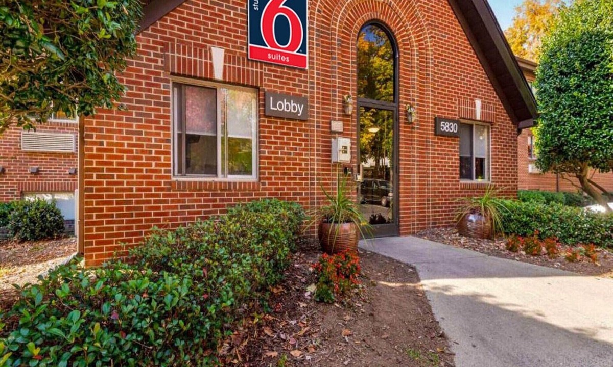 Executive Park Apartment | 1 Queen Bed | Non-Smoking, Micfridge