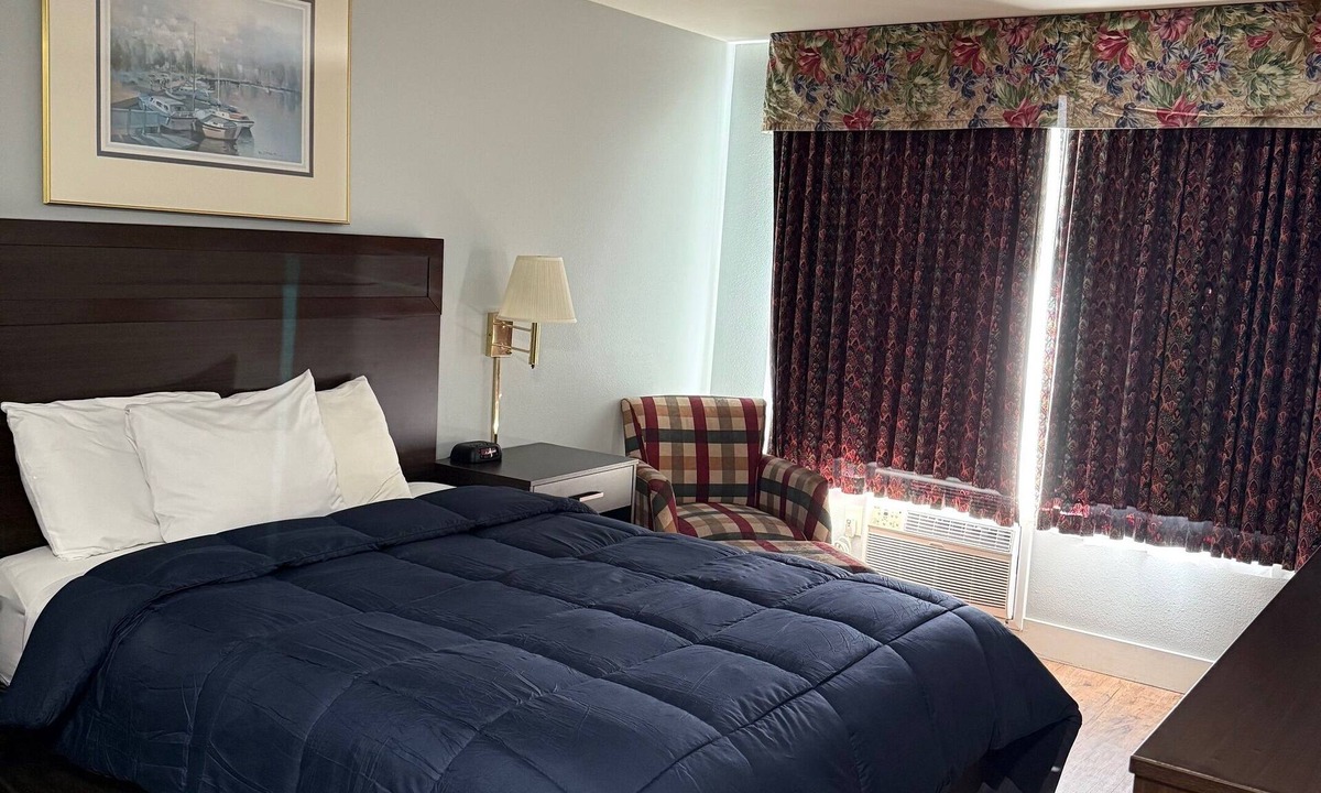 Ocean Shores Hotel | 1 Queen Bed Non-Smoking