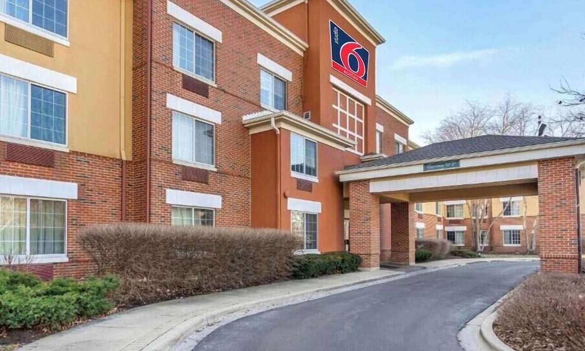 Vernon Hills Apartment | 1 Queen Bed | Non-Smoking, Kitchen