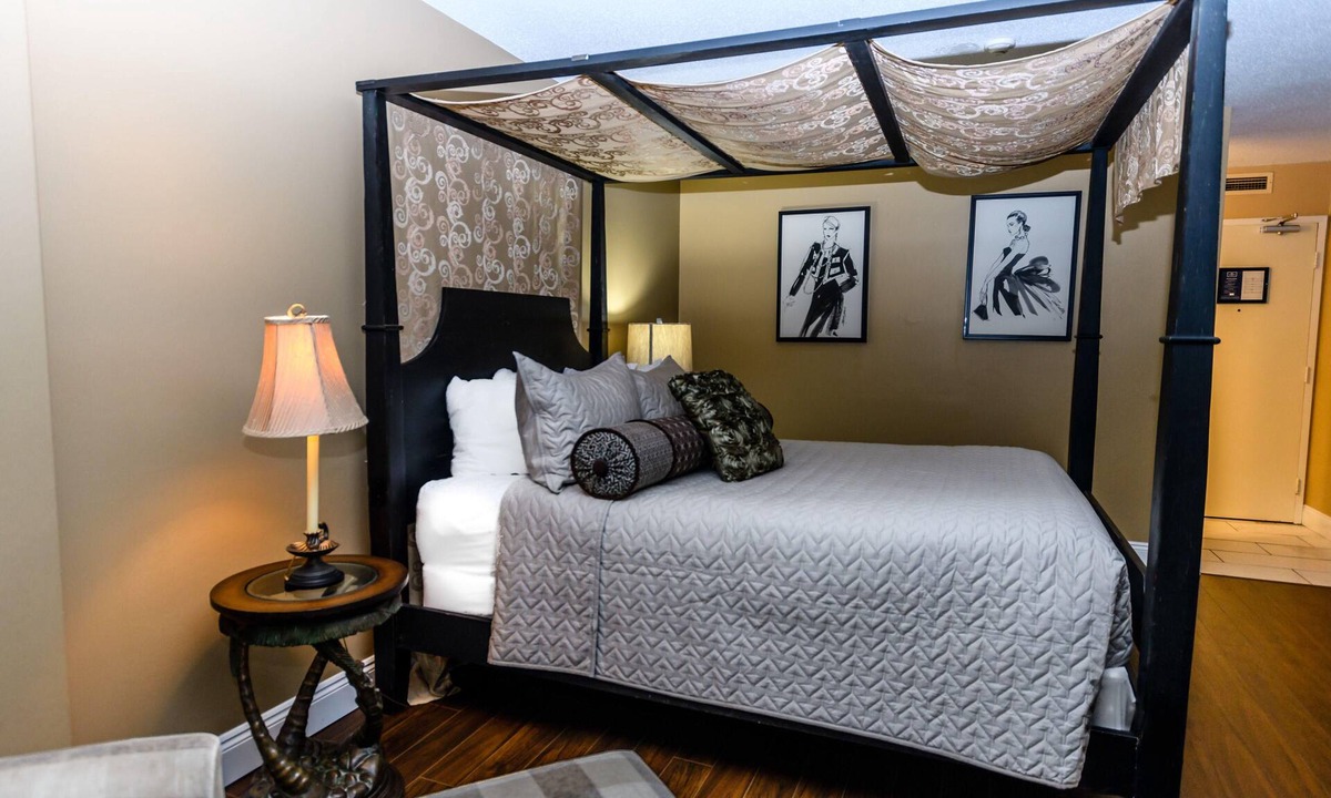 Dartmouth Hotel | 1 Queen Bed – Room 5 - Hearthstone Inn Boutique Hotel Halifax – Dartmouth