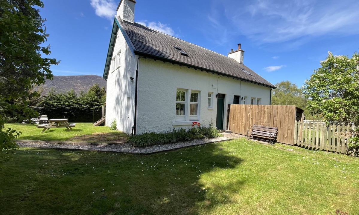 Alvie House | 1 Railway Cottage by Interhome