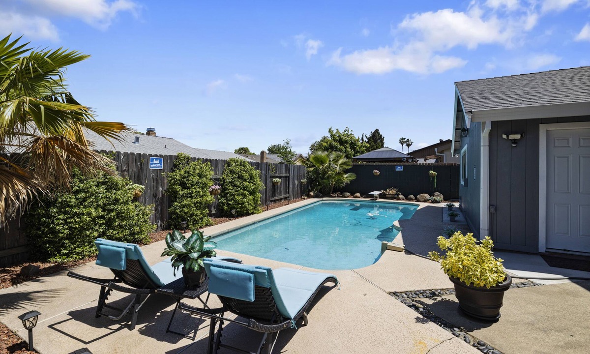 Sacramento House | #1 - Room in a beautiful house with pool.