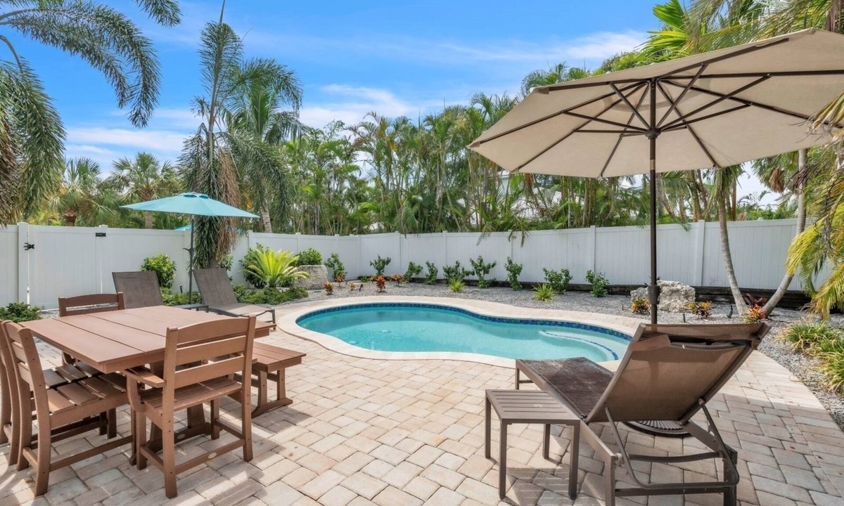 Holmes Beach Villa | 1 Step Closer 2 Bedroom Villa by RedAwning