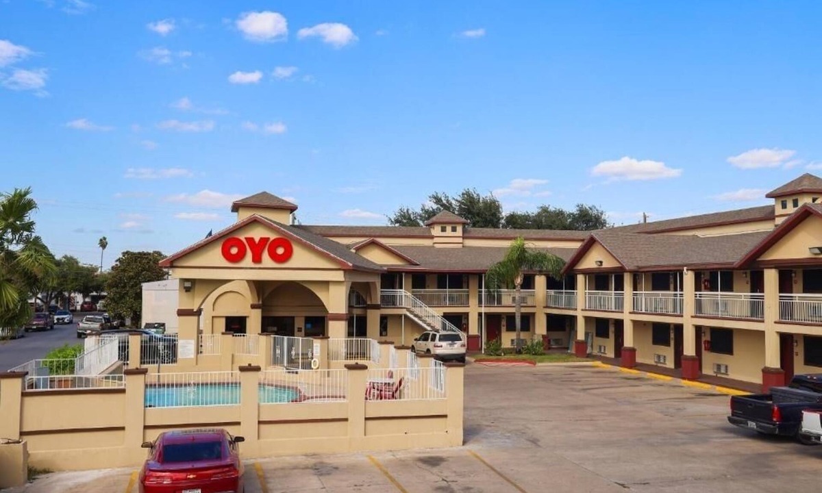 McAllen Hotel | 1 Unit | Stylish Premium 2 Queen Bed Escape Pool, Pets Welcome & Free Parking