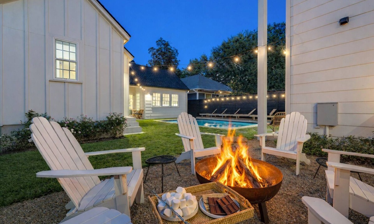 East Cesar Chavez House | #1 VRBO in Austin HEATED POOL, central to 6th and Rainey