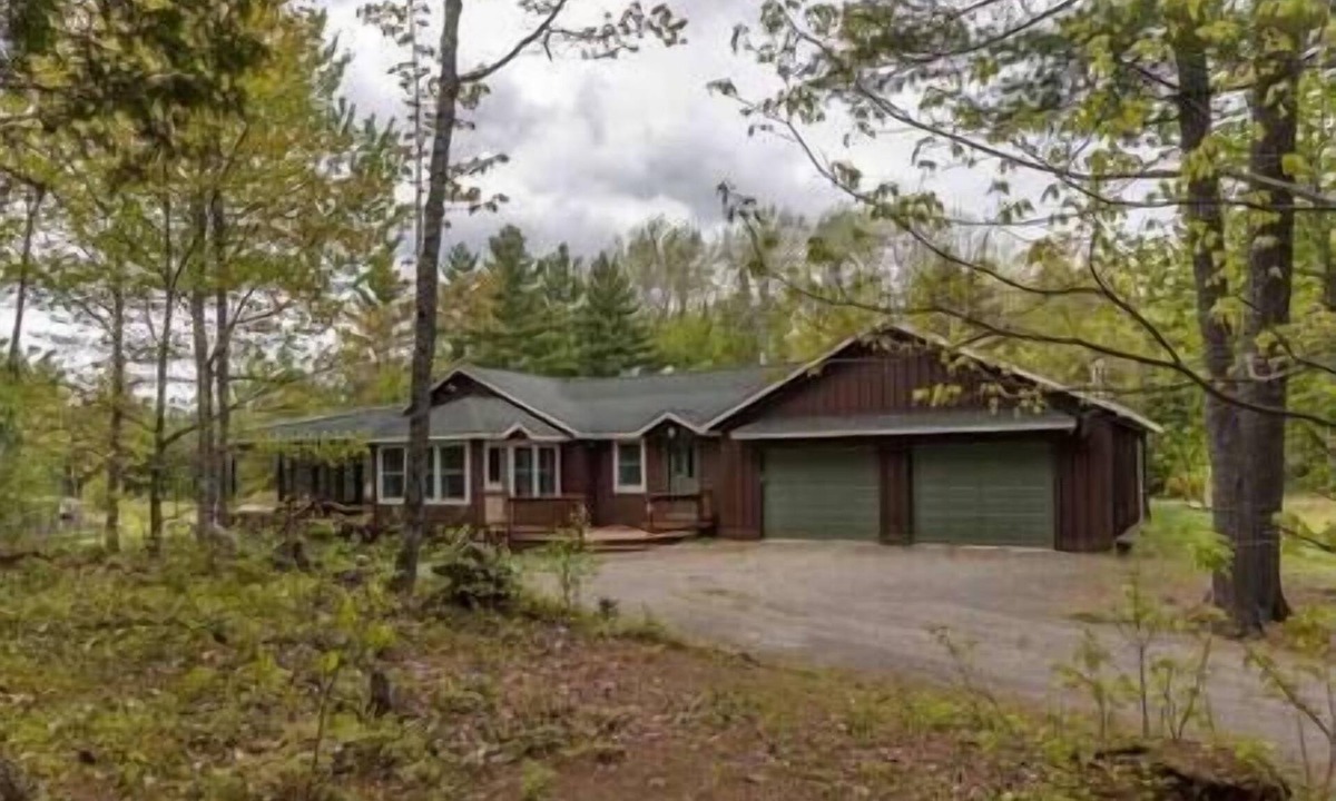 Kingfield House | 10-acre Cabin Escape