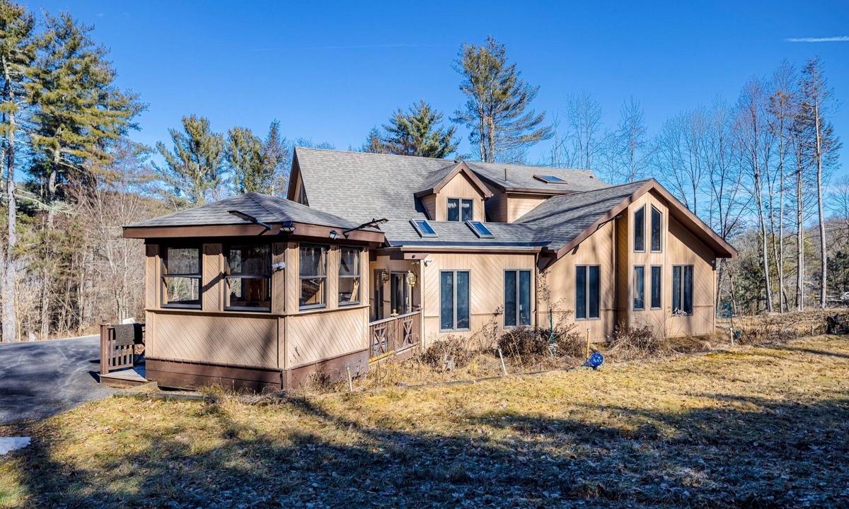 Nicholson House | 10-acre home with deck, BBQ, bar, pool table, fireplace, & loft