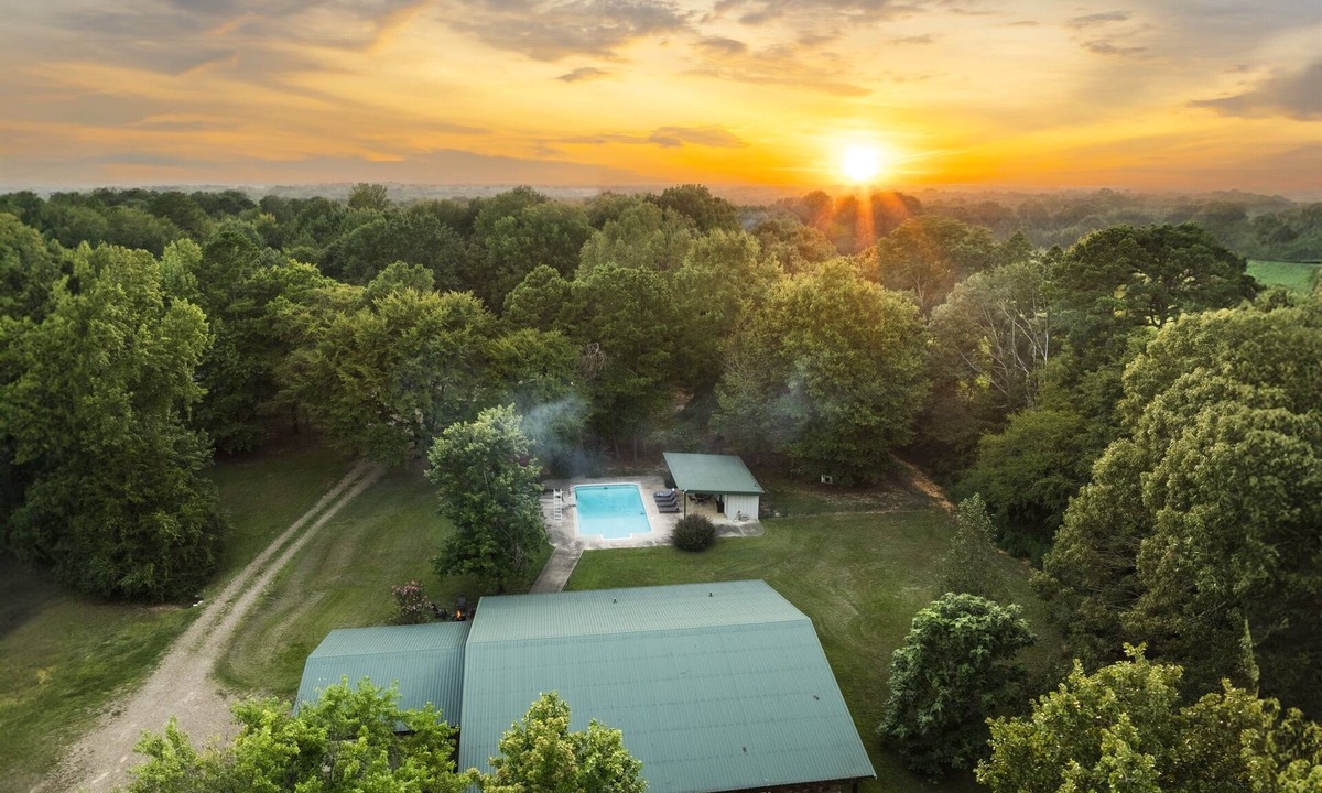 Broken Bow Resort | 10 Acre retreat for groups and events sleeps 34. Pickleball court & pool