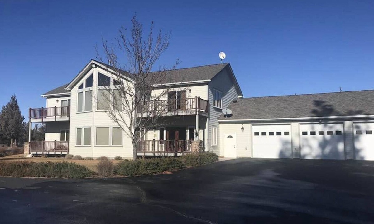 Bend House | 10 Acres-Killer Mountain Views, Firepit, 2 Kings/2 Queens/4 Sofas-Dog Friendly!