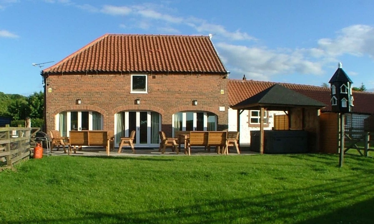Reighton House | 10 Bedroom Barn Conversion with en suites and Hot tub